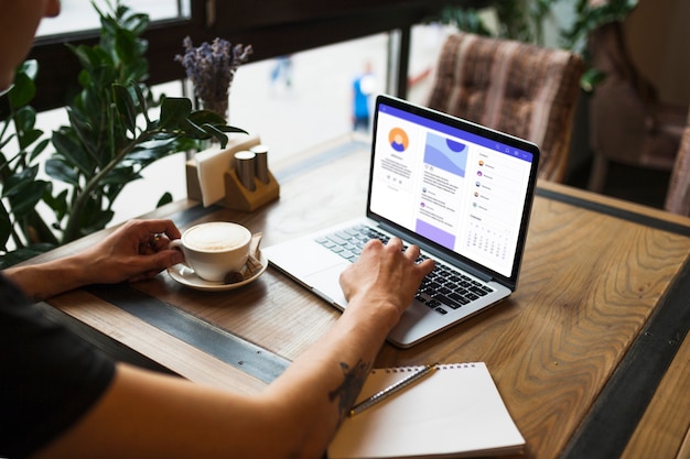 Man met een laptop in een café.
