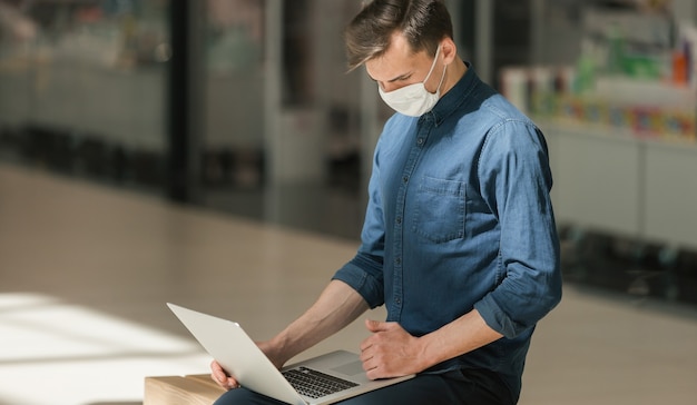 Man met een laptop