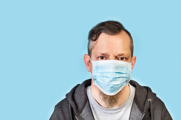 Man met een medisch masker geïsoleerd