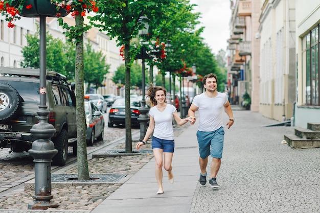 Man met een meisje dat op het trottoir loopt in de zomer