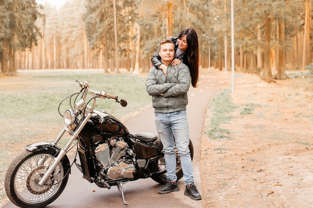 Man met een meisje in het park op een motorfiets