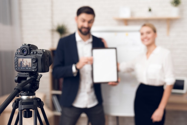 Man met een meisje poseren voor de camera.