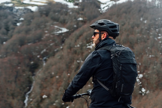 Man met een mountainbike