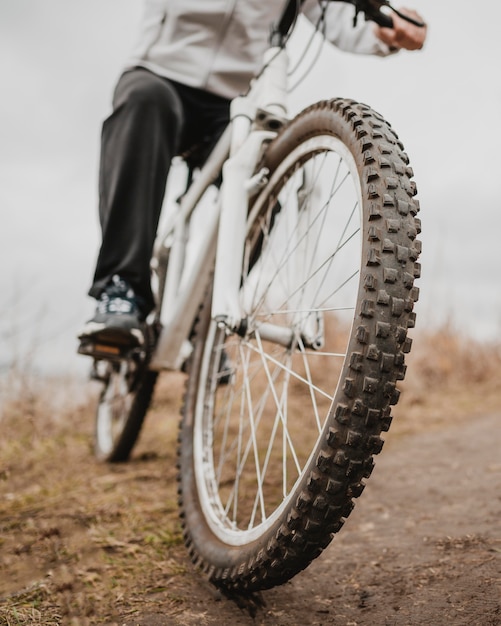 Foto man met een mountainbike