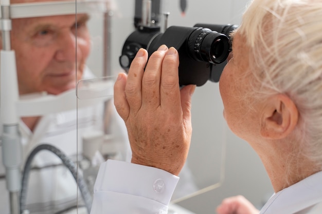 Foto man met een oogheelkunde controle