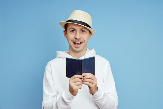 Man met een paspoort in de hand