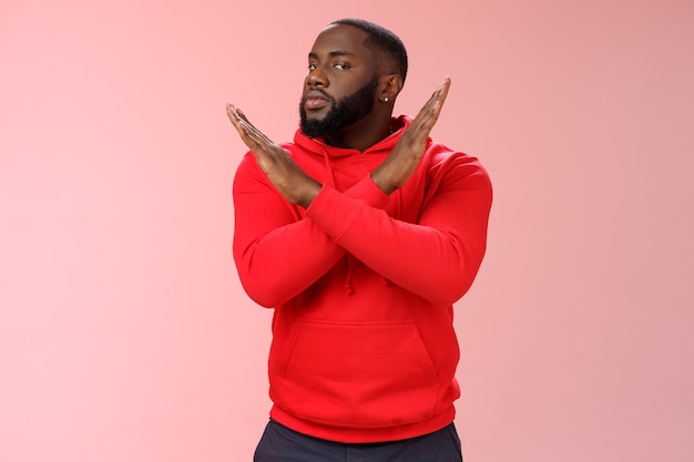 Man met een rood sweatshirt over roze