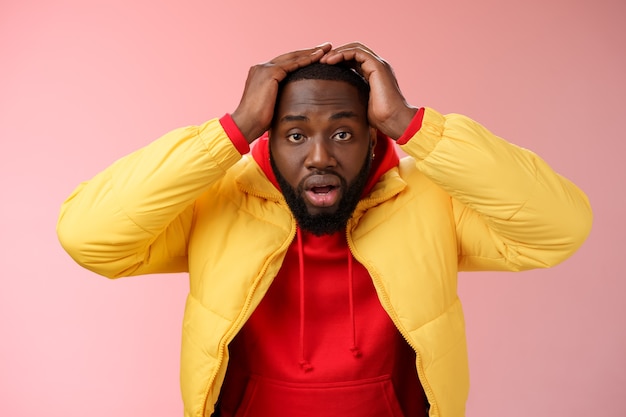 Man met een rood sweatshirt over roze