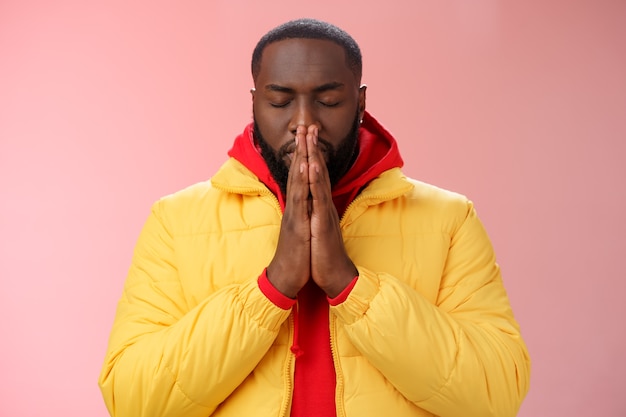 Man met een rood sweatshirt over roze