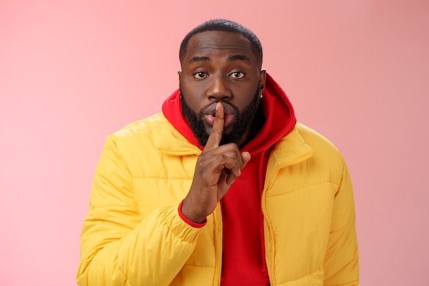 Man met een rood sweatshirt over roze