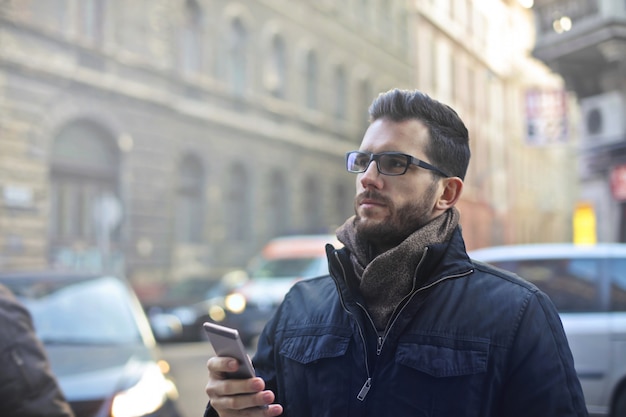 Man met een smartphone in de winter