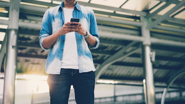 Man met een smartphone. met behulp van mobiele telefoon op levensstijl. Technologie voor communicatieconcept.