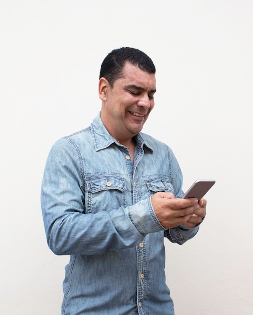 Man met een smartphone op een witte achtergrond