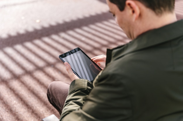 Man met een tablet