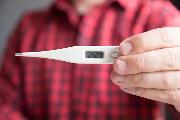 Man met een thermometer