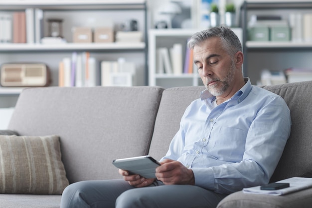 Man met een touchscreen tablet