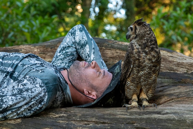 Man met een uil bubo virginianus