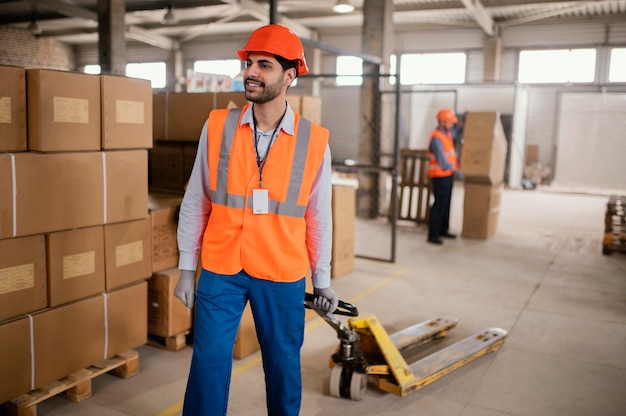 Man met een veiligheidsmuts op het werk binnenshuis