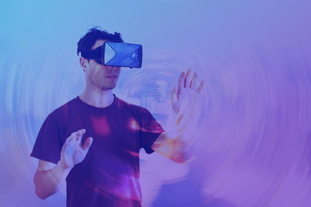 man met een virtual reality bril VR bril headset cyberspace achtergrond met copyspace