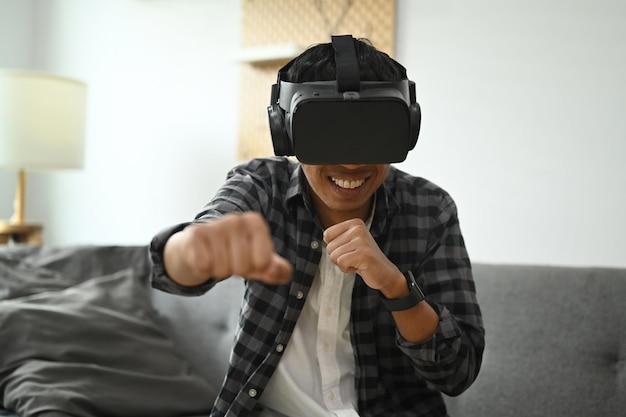 Man met een virtual reality-headset die thuis een simulatie-boksspel speelt Toekomstige technologieconcept