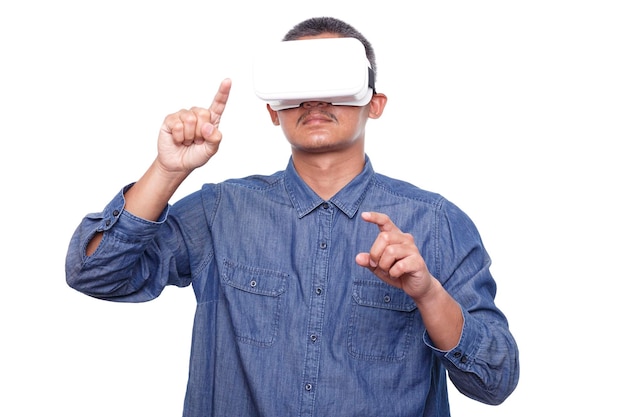 Man met een virtual reality headset geïsoleerd op een witte achtergrond probeert iets met de hand aan te raken