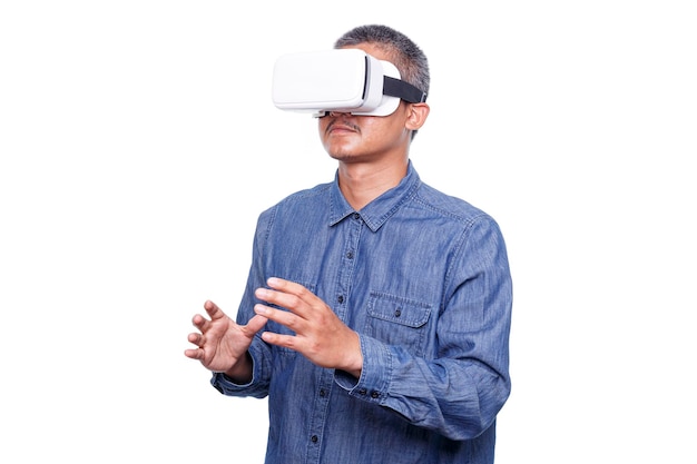 Man met een virtual reality headset geïsoleerd op een witte achtergrond probeert iets met de hand aan te raken