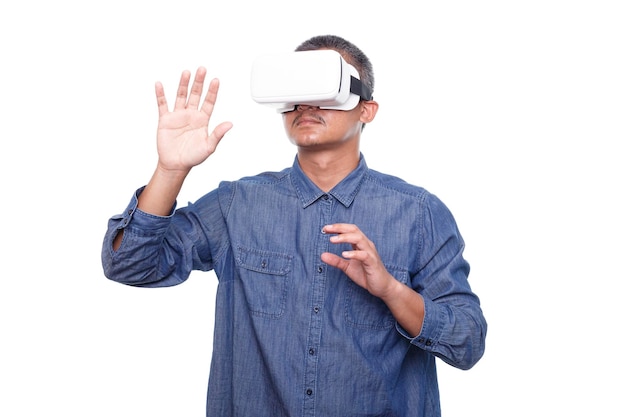 Man met een virtual reality headset geïsoleerd op witte achtergrond probeert iets met de hand aan te raken