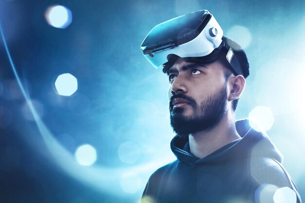 Man met een virtual reality headset.