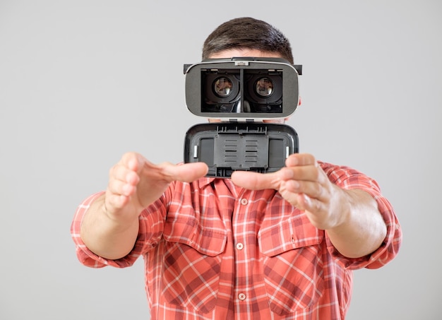 Man met een virtual reality headset