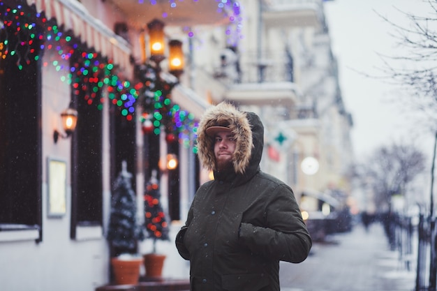 Man met een winterjas in de stad