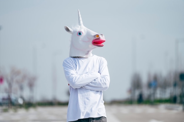 Foto man met eenhoorn masker poseren