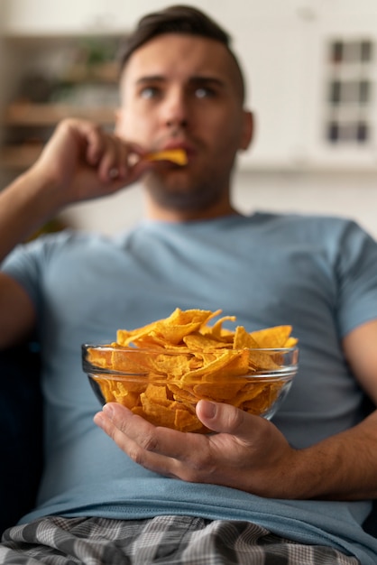 Man met eetstoornis probeert chips te eten