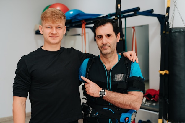 Man met elektrostimulatie vest na het sporten