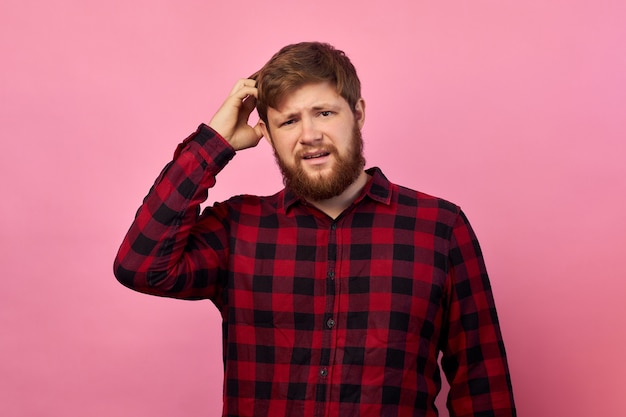 Man met emoties op zijn gezicht en een baard