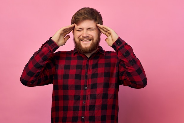 Man met emoties op zijn gezicht en een baard