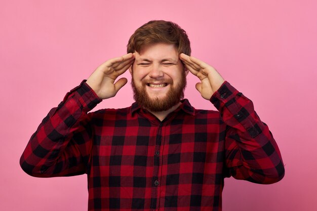 Man met emoties op zijn gezicht en een baard