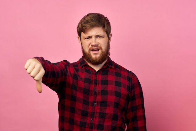 Man met emoties op zijn gezicht en een baard