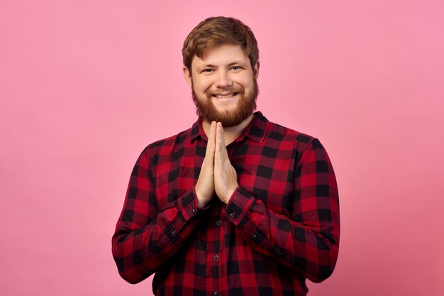 Man met emoties op zijn gezicht en een baard