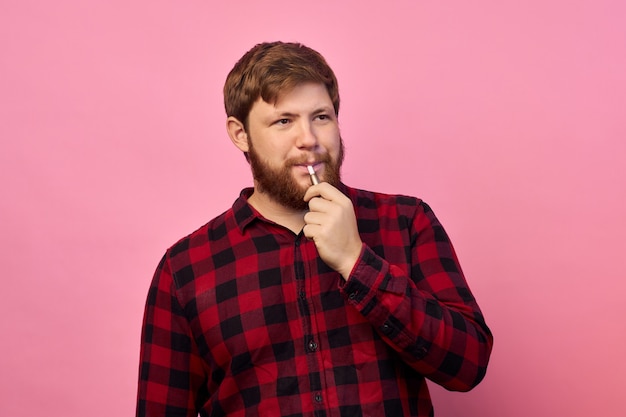 Man met emoties op zijn gezicht en een baard