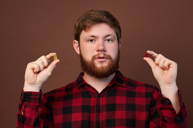 Man met emoties op zijn gezicht en een baard