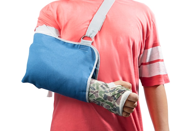 Man met gebroken beenarm met behulp van cast en tilband voor behandeling