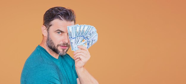 Man met geld contant geld dollars bankbiljetten portret van man met geld dollarbiljetten krediet online banki