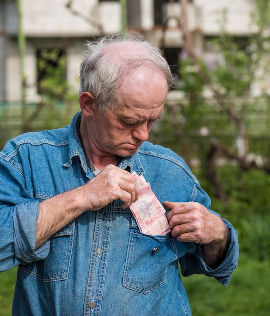 Man met geld op natuurlijke achtergrond