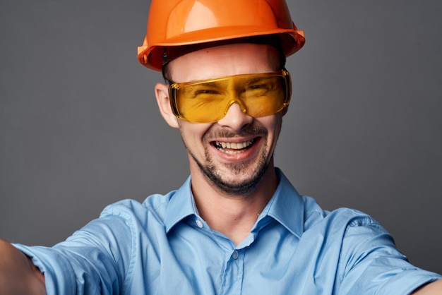 Man met gele bril met oranje verf veiligheidswerkdienst foto van hoge kwaliteit