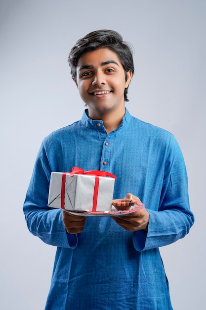 Man met geschenkdozen en lamp tijdens Diwali festival