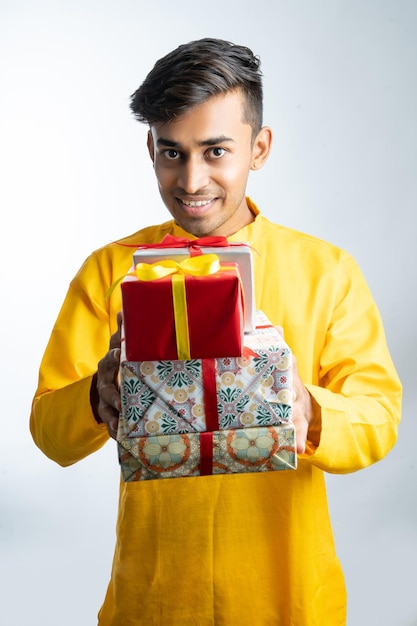 Man met geschenkdozen tijdens Diwali-festival