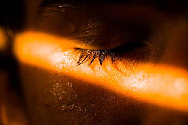 Foto man met gesloten oog in het zonlicht