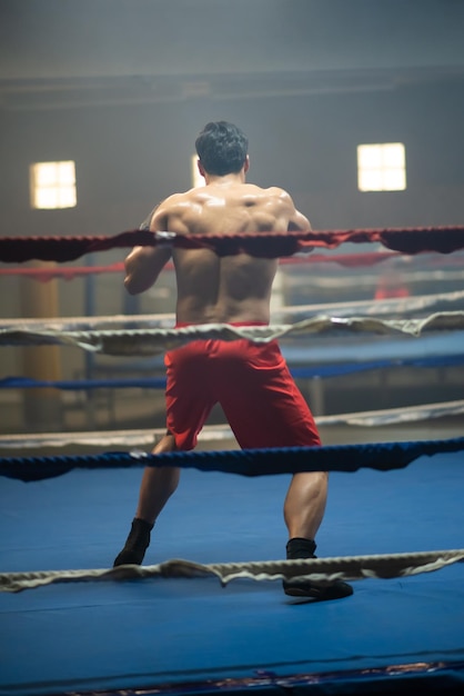 Man met gespierde rugtraining in ring