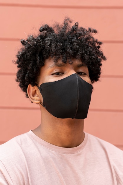 Man met gezichtsmasker close-up