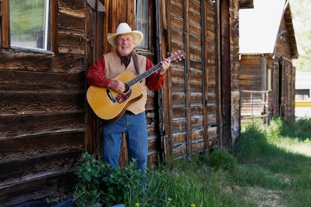 Man met gitaar maakt zich klaar voor countrymuziekconcert